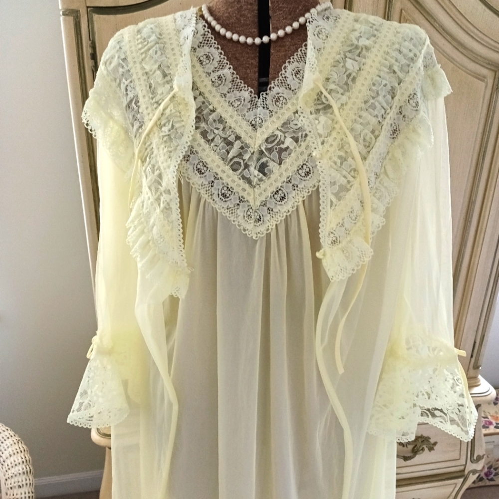 BUTTERY YELLOW, VTG "BERNETTE" NYLON, LONG PEIGNOIR SET! SZ MED